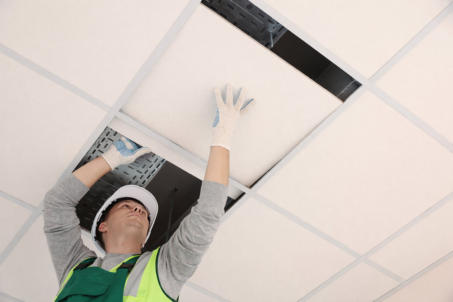 Acabado limpio que mejora confort acústico y estético.